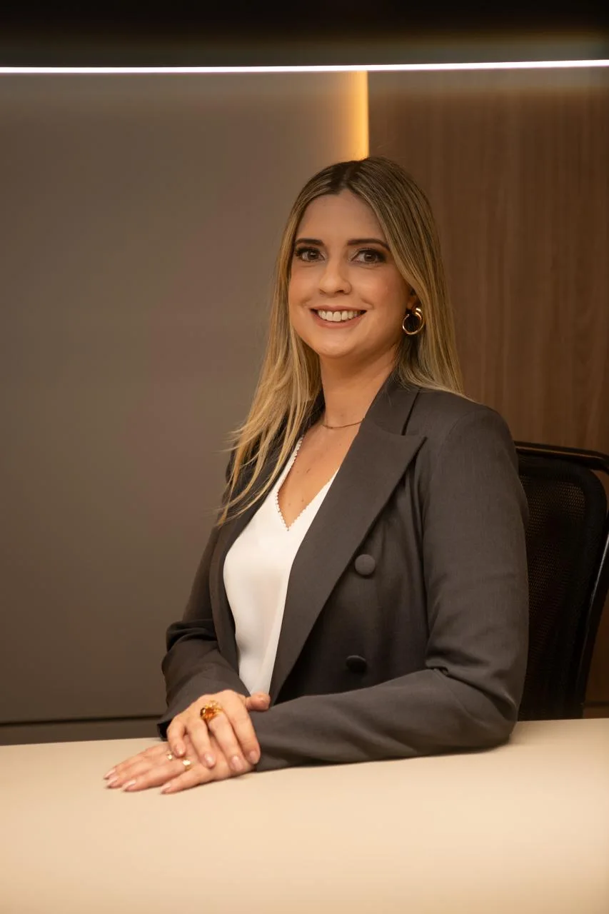Tamara Valadares, advogada, em seu escritório